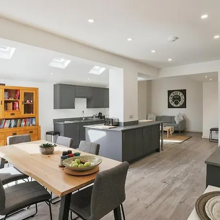 Отель Carr Lane House *