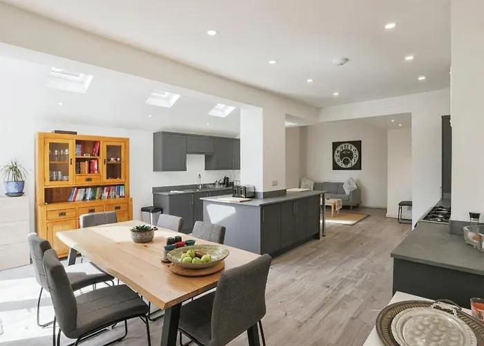 Отель Carr Lane House *